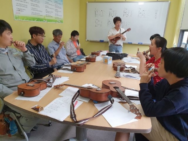 우크렐레 및 뜨개질 (1)(640x480).jpg